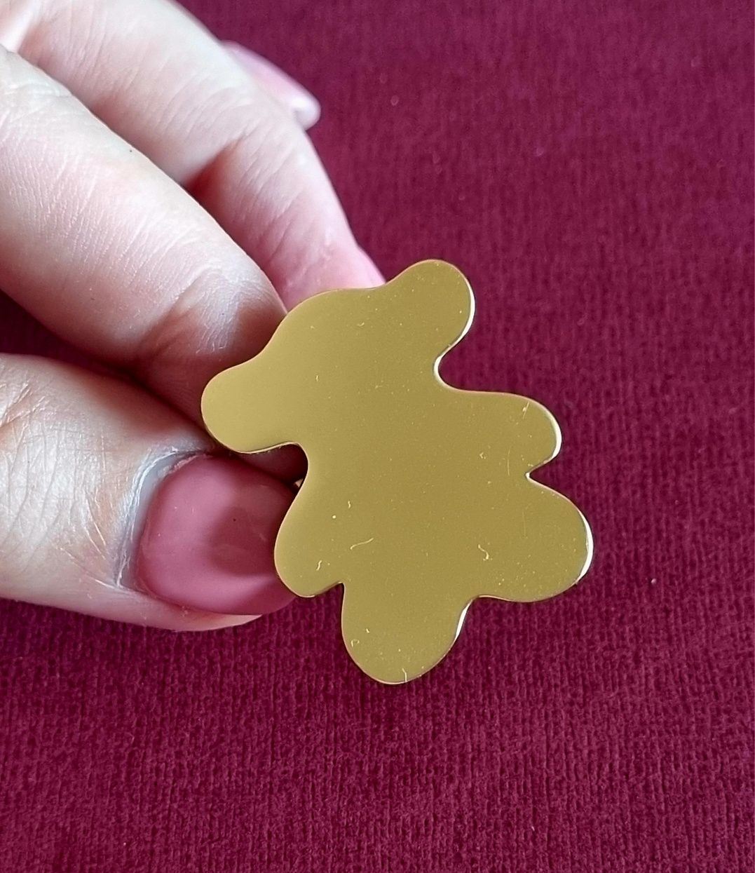 Anel dourado, em aço, em forma de ursinho grande. Ajustável