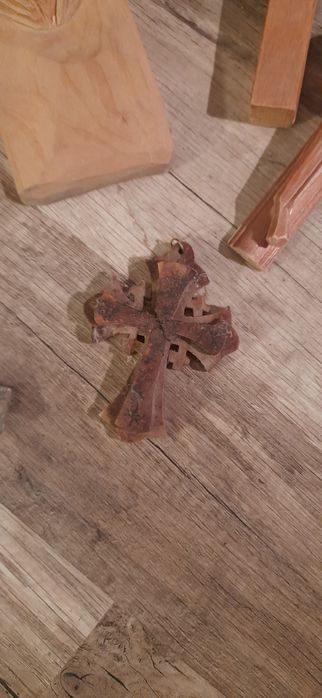 Zestaw starych krzyży