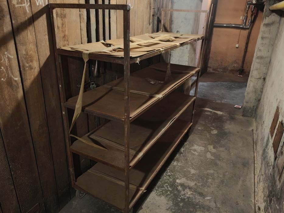 Wózek regał z półkami