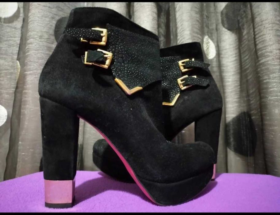 Botins pretos usados poucas vezes