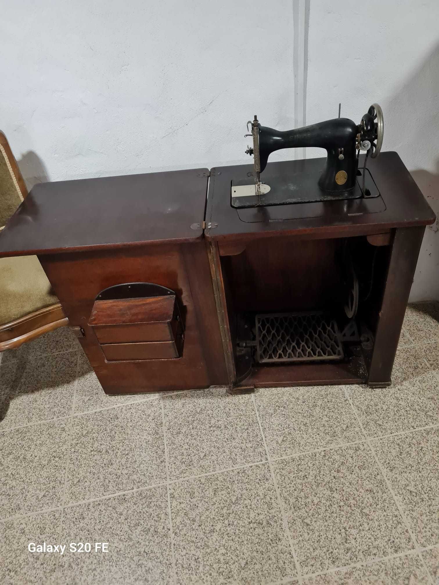 Maquina de Costura Antiga - Marca Singer