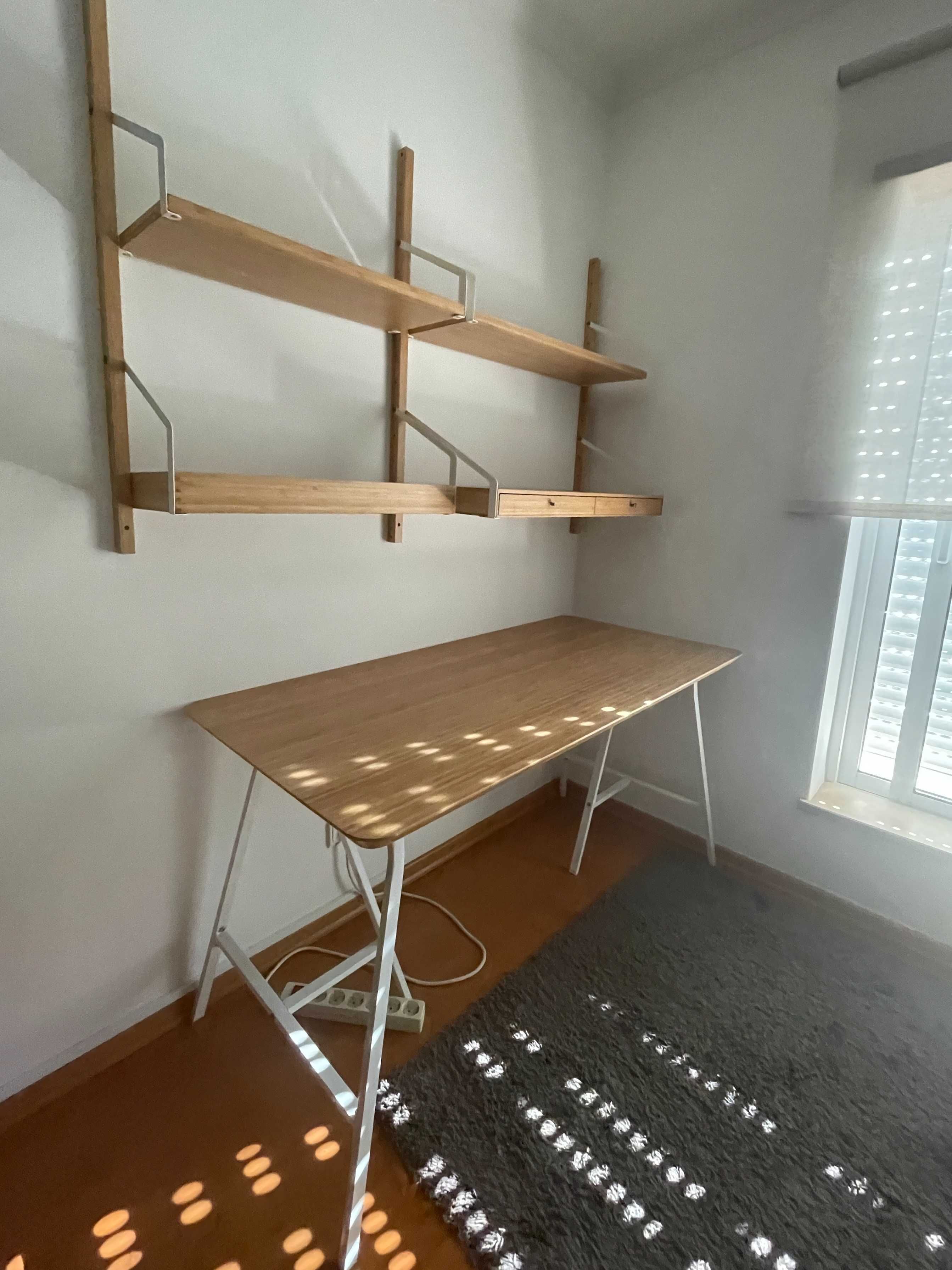 Secretária e prateleiras IKEA