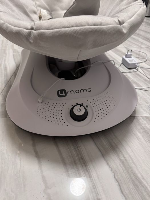 Заколисуючий центр 4moms