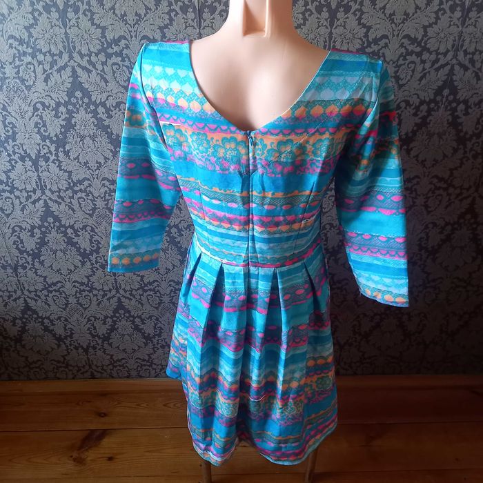 sukienka w paski wzory kolorowa rozkloszowana rękaw 3/4