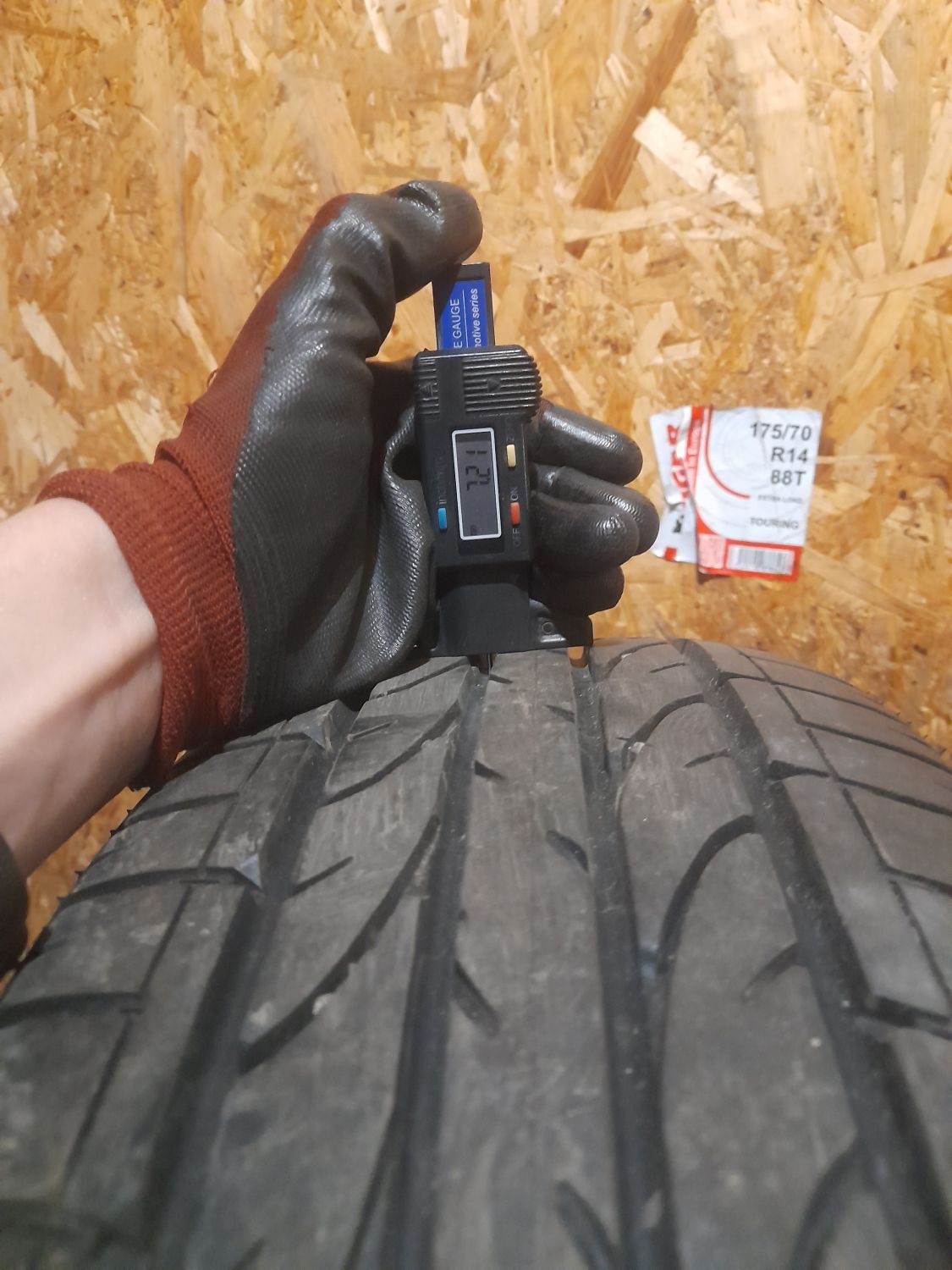 Шини Bridgestone Dueler H/P Sport 215/60 R17 96H Б/У 7 мм