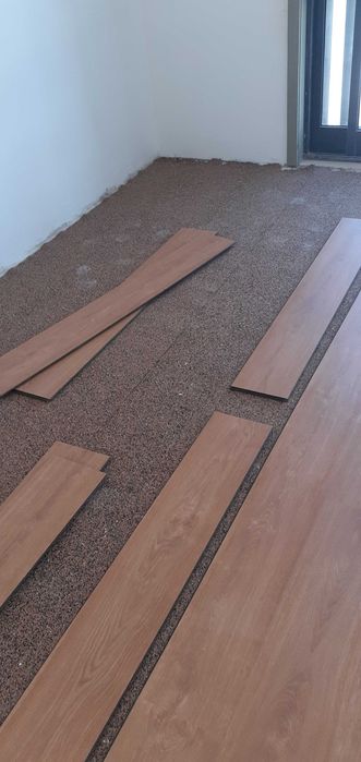 Aplicador piso flutuante e pavimento vinilico