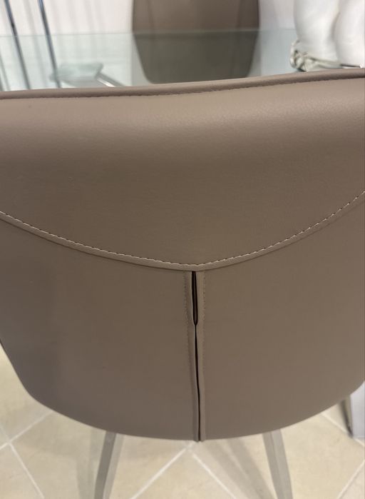 Mesa com vidro temperado com 4 cadeiras estofadas