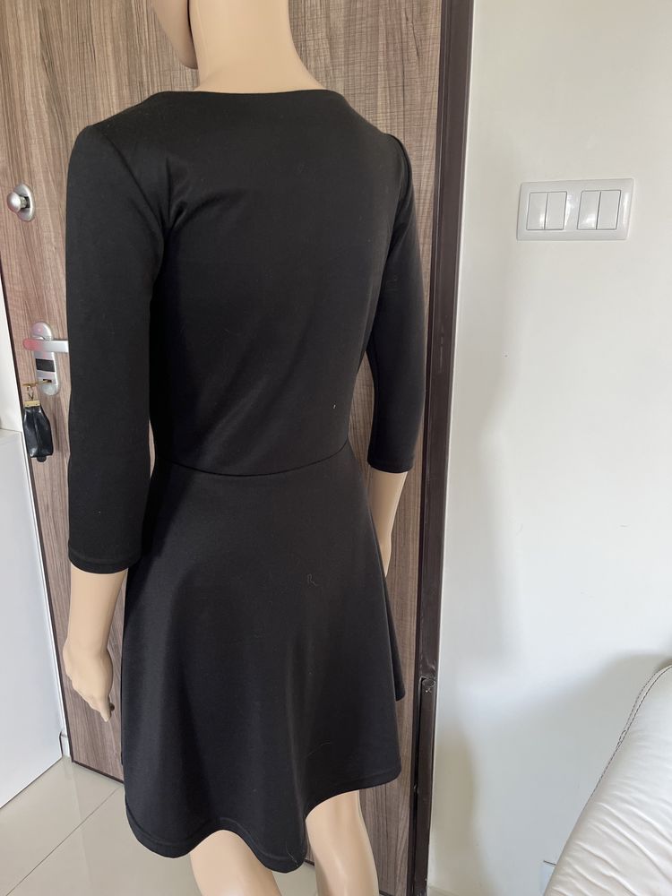 Czarna mini rozkloszowana sukienka z długim rękawem s