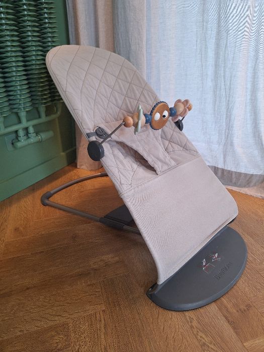 Bujaczek leżaczek babybjorn z zabawką
