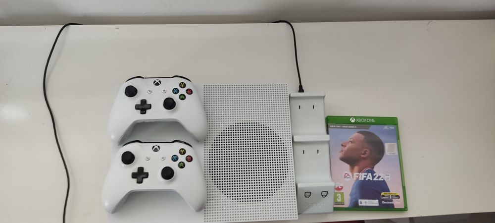 Xbox One S + 2 pady i gra