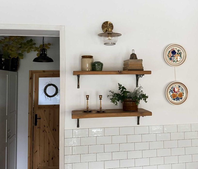 Zestaw kuchennych dekoracji w stylu vintage. Mosiądz, ceramika, drewno