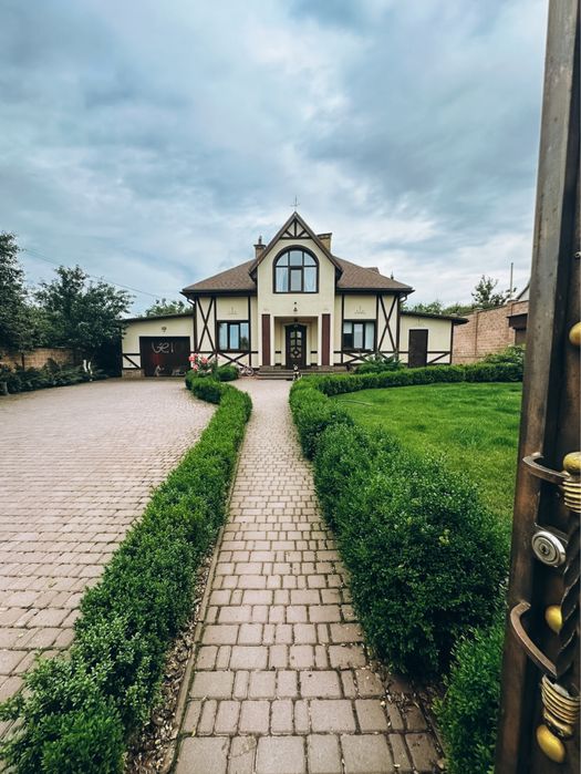 Продаж будинку з ремонтом. Центр. Велика ділянка. Озеро поруч.