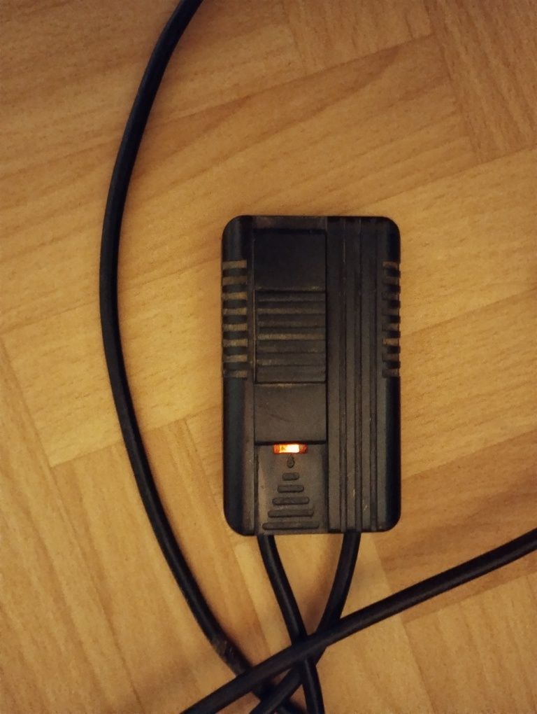 Lampa stojąca z regulatorem natężenia oświetlenia