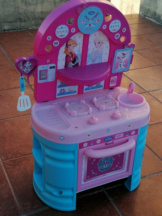 Vendo COZINHA de criança BRINCAR com muito pouco uso e está como nova.