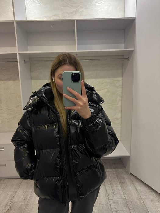 Чорний лаковий пуфер