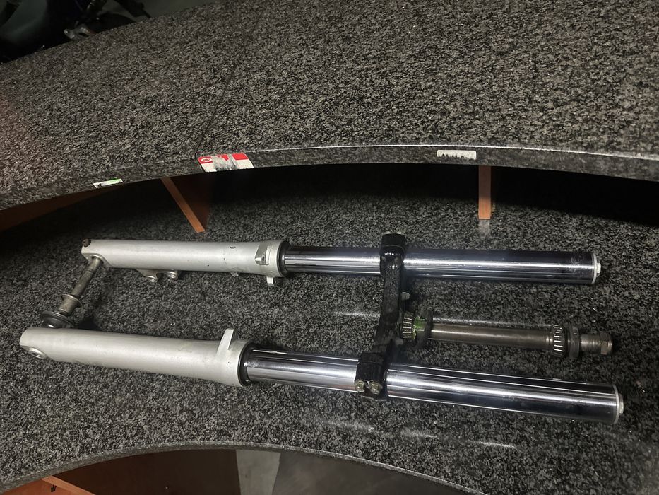SUZUKI GSX 1100G Lagi ZAWIESZENIE PRZÓD Półka Dolna Oś Ośka GSX 1100
