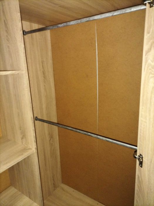 Szafa narożna  na ubrania wiszące i z półkami