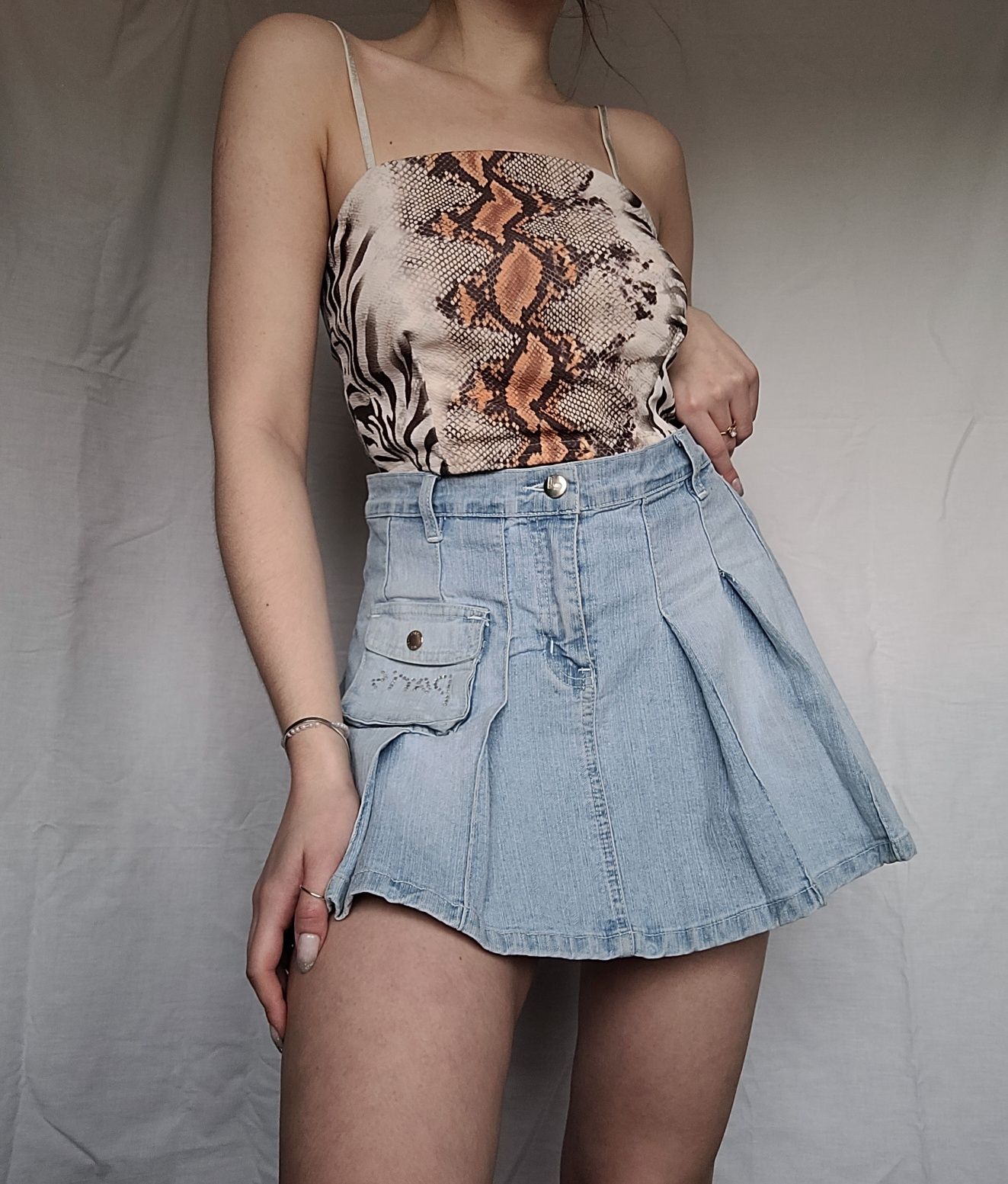 Krótka wzorzysta bluzka na ramiaczka crop top zwierzęcy print 40 L