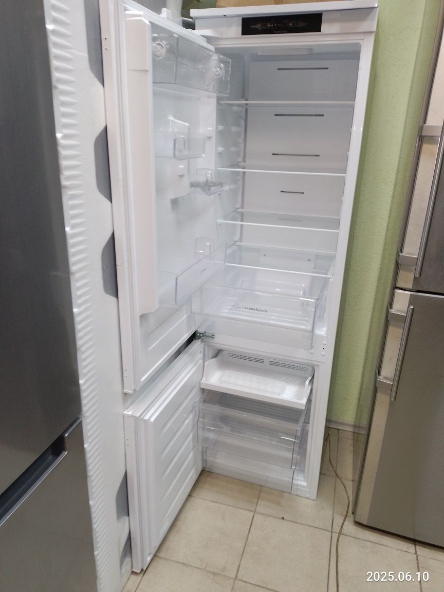 Холодильник вбудований Indesit INC18T311, висота 177.7 см, NoFrost