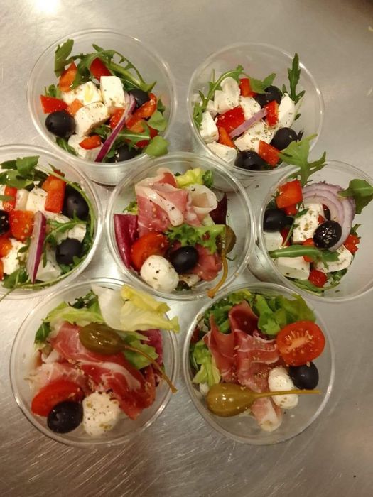 Catering okolicznościowy . Przekąski bankietowe