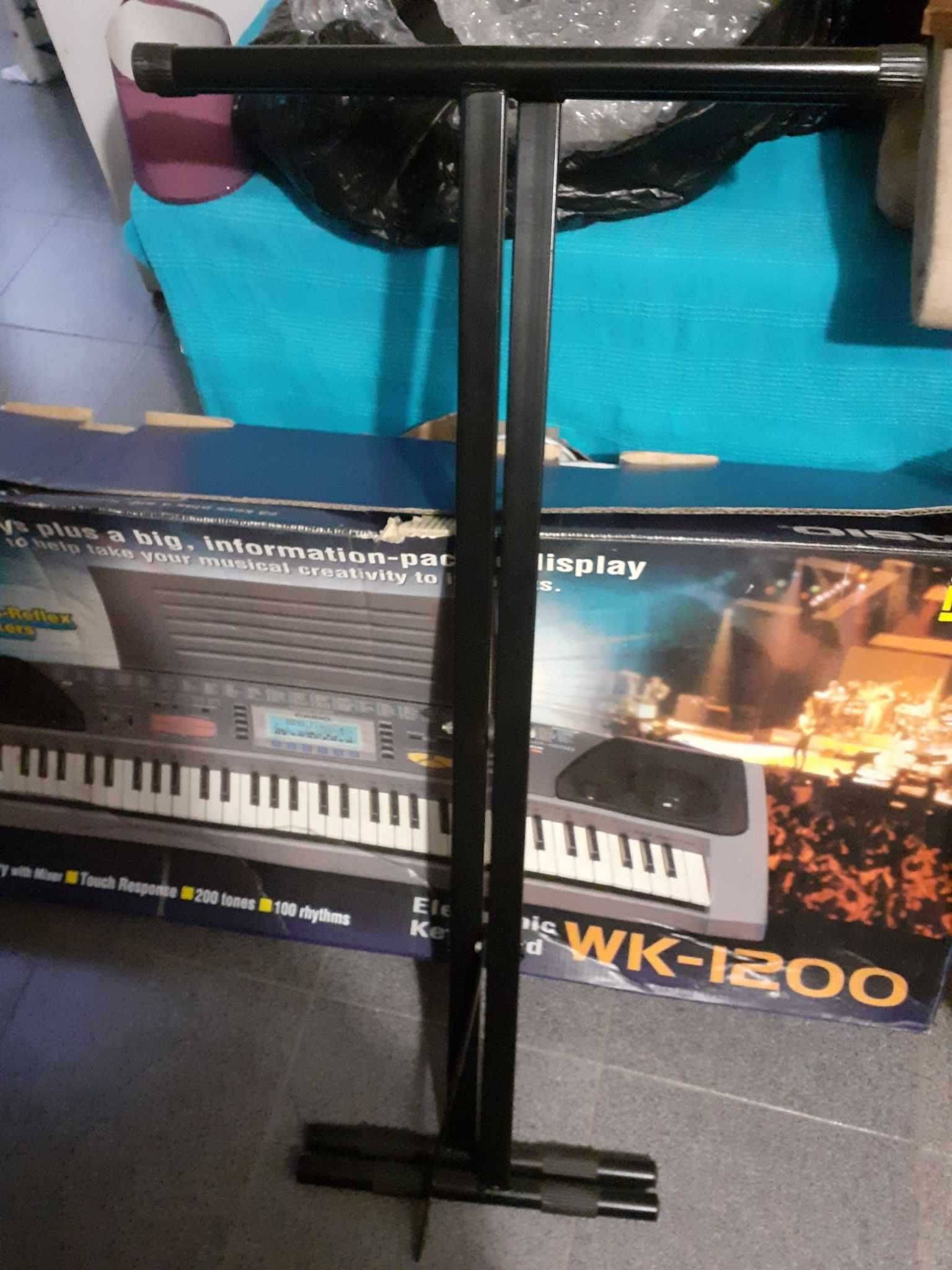 73full size keys/multi track memoryTouch response/200tones/ 100rithmes