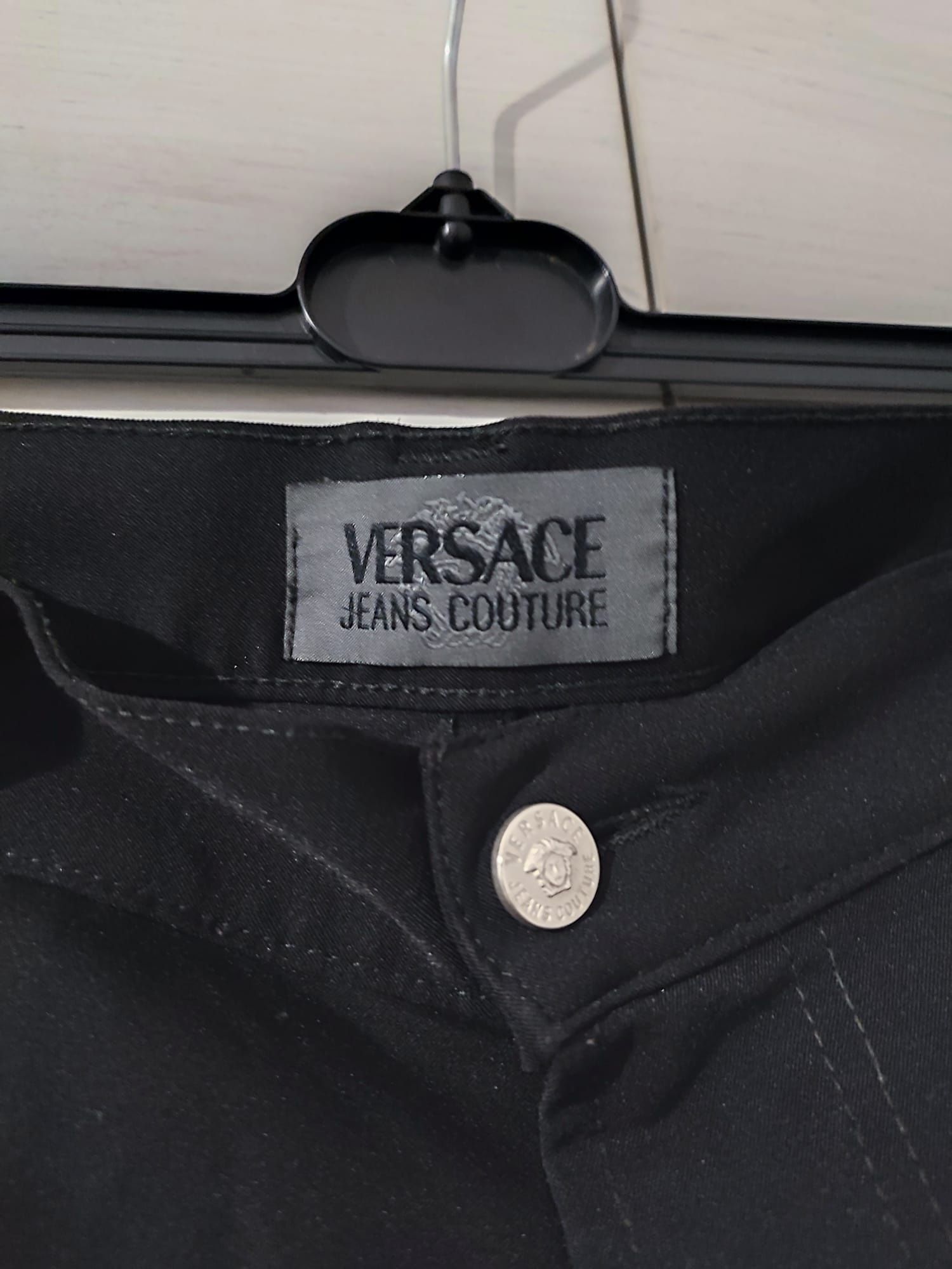 Elastyczne czarne spodnie Versace 58 Jeans Couture
Stan bdb