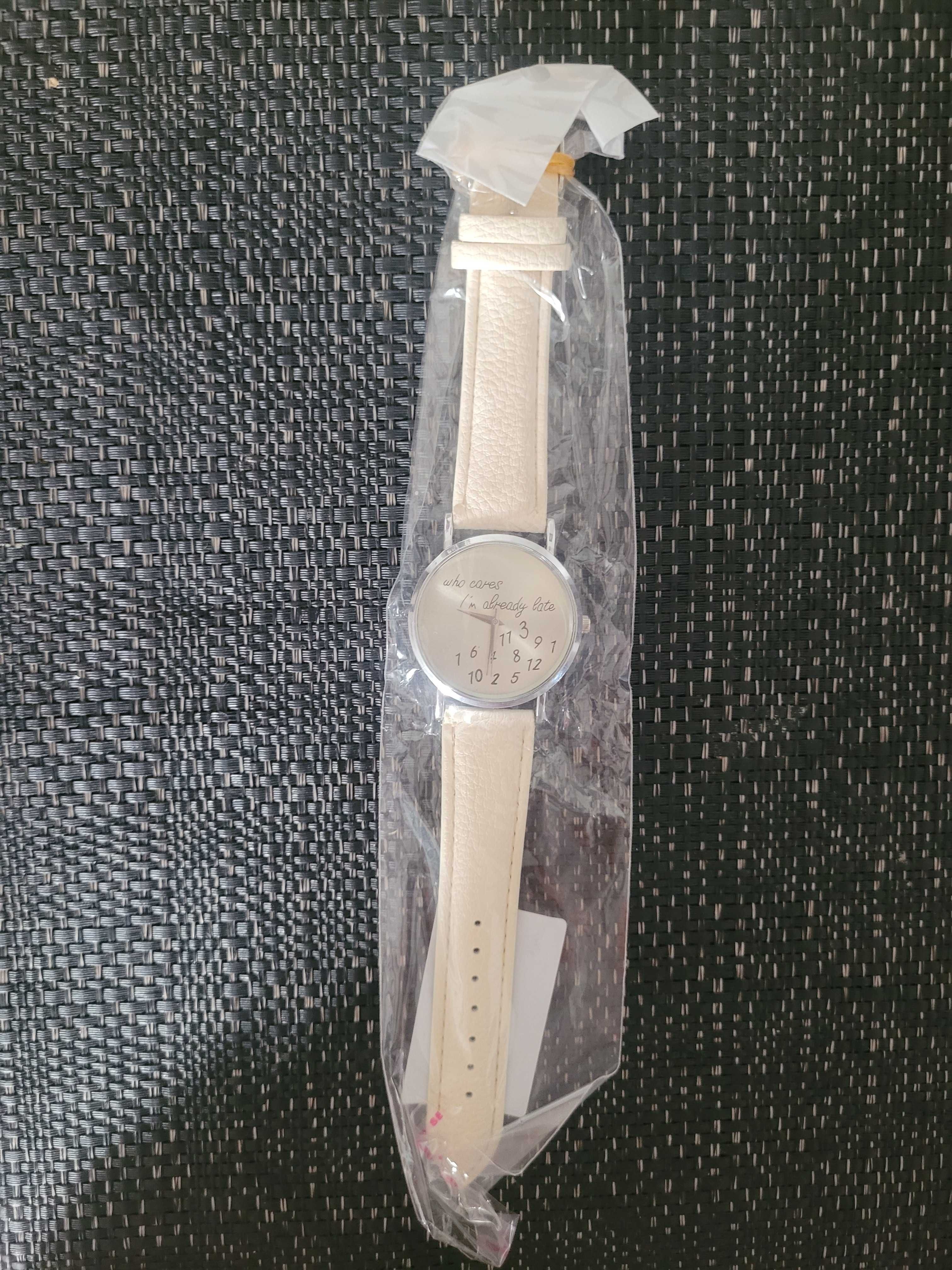 Nowy damski kremowy zegarek na rękę ze srebrną tarczą