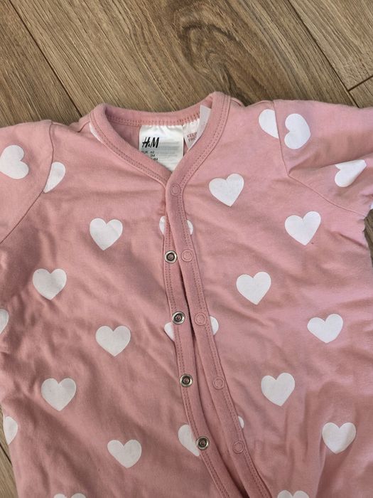 Grubszy pajacyk w serduszka sinsay