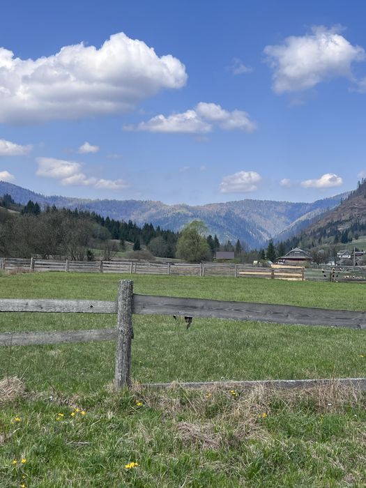 Земля в Карпатах у горах