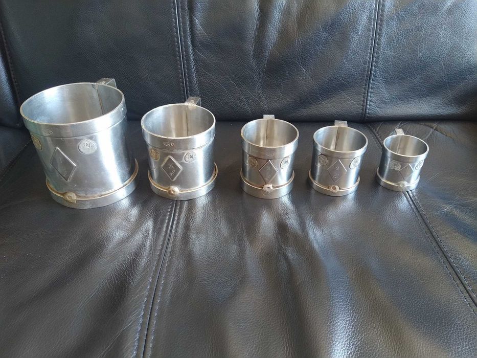 Antigo conjunto medidas de taberna, mercearia, em inox, com aferição