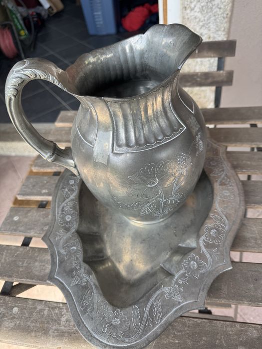 Jarra e bandeja em estanho