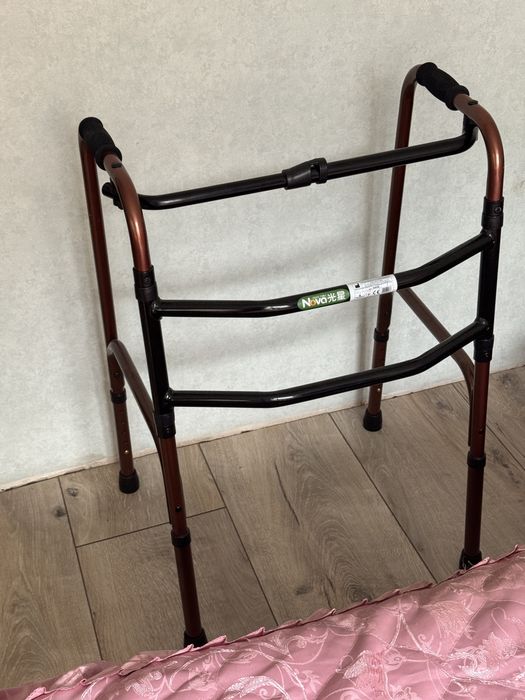 Крокуючі ходунки…………….