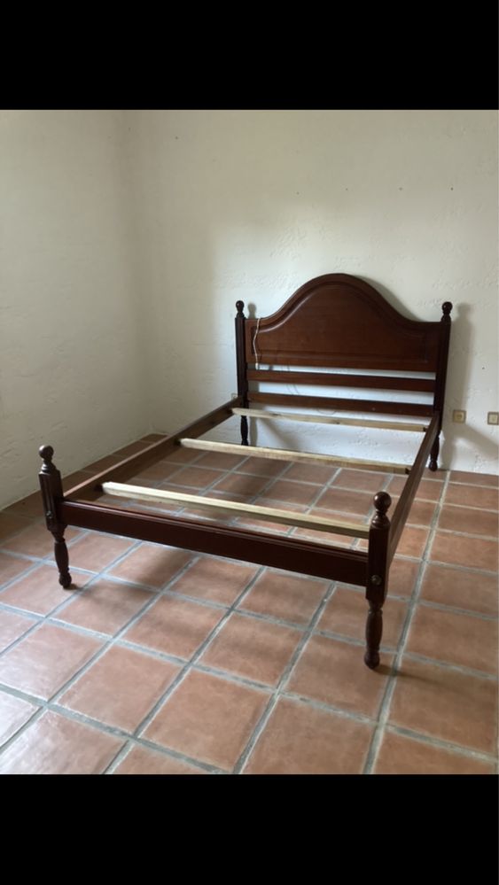 Mobilia de quarto- camas de solteiro ,mesinhas. de cabeceira