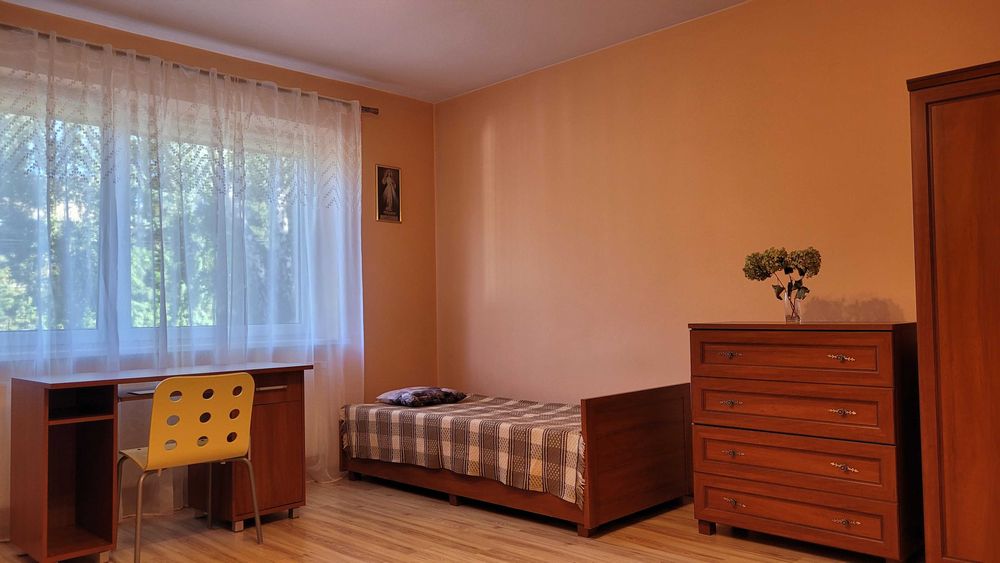 Duży pokój dla spokojnej dziewczyny  -  Wawer