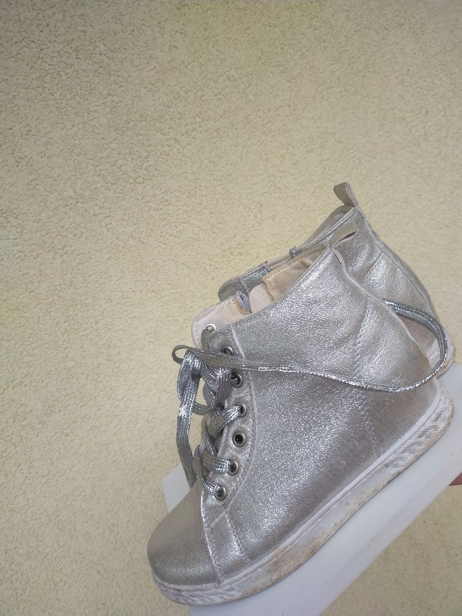 buty srebrne wysokie koturn