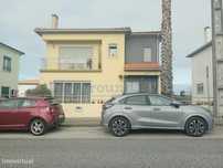 Moradia T4 de 2 pisos e cave com jardim e churrasqueira