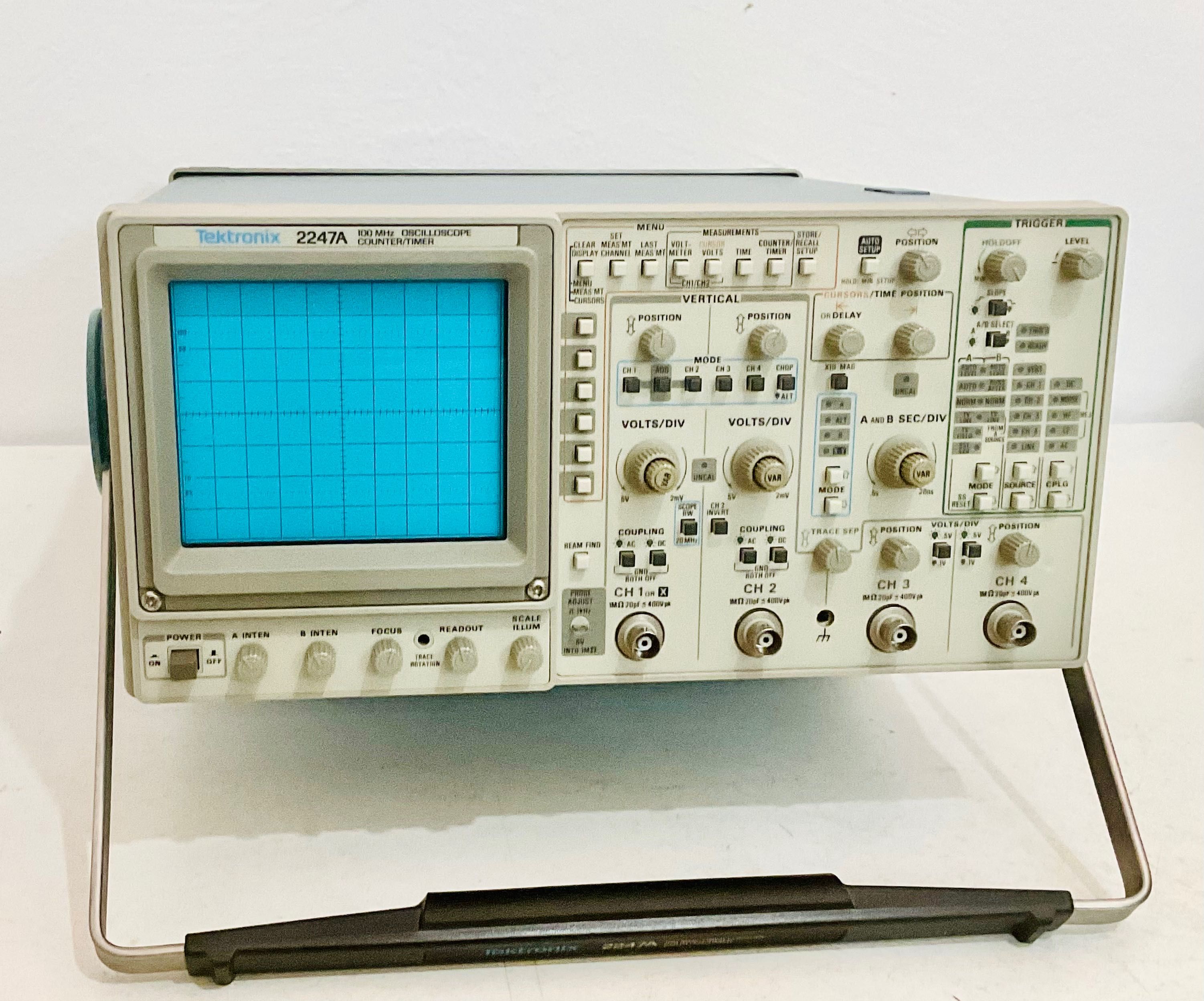 Осциллограф Tektronix 2247A.