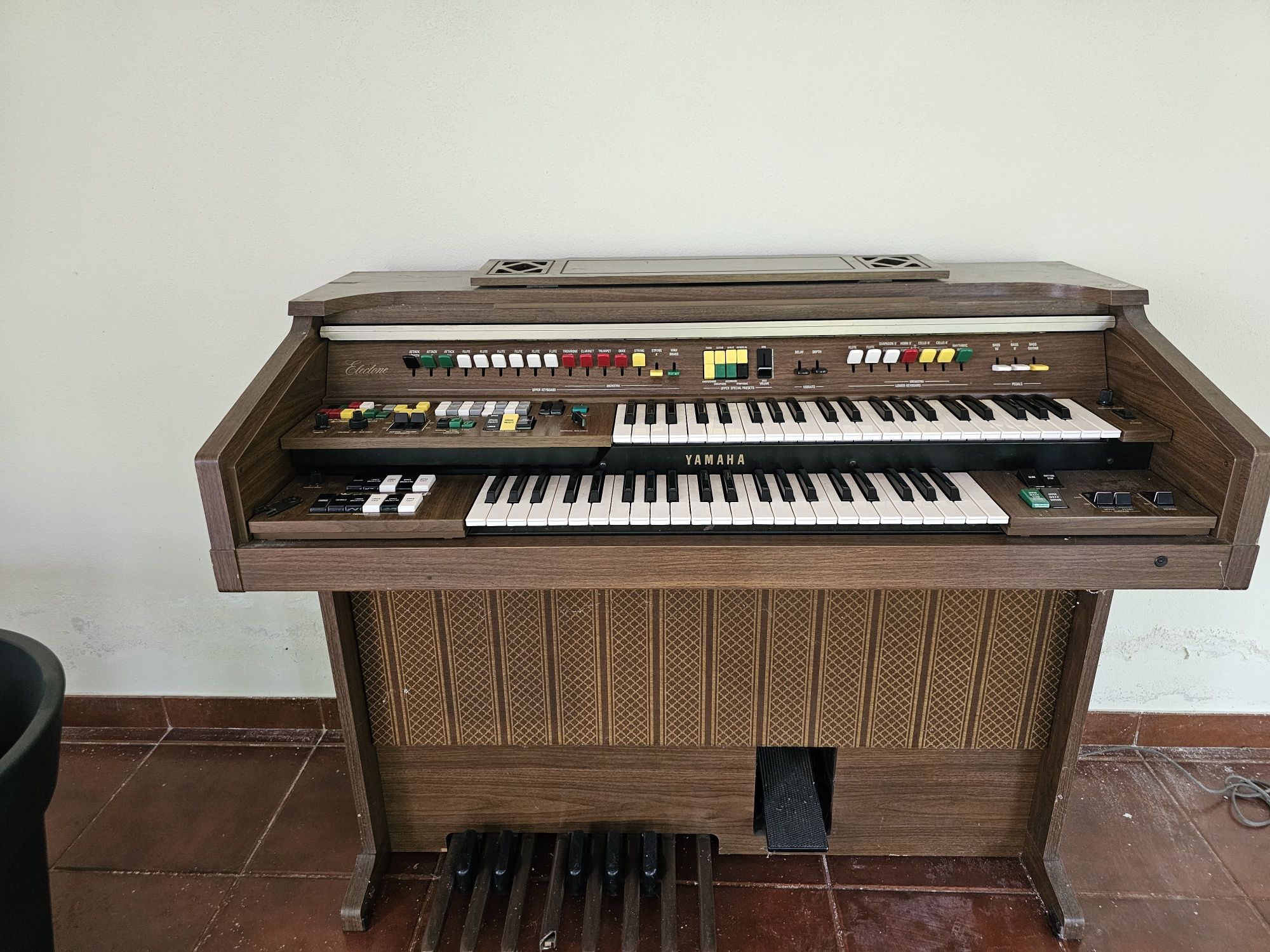 Órgão  eletrónico Yamaha Electone.