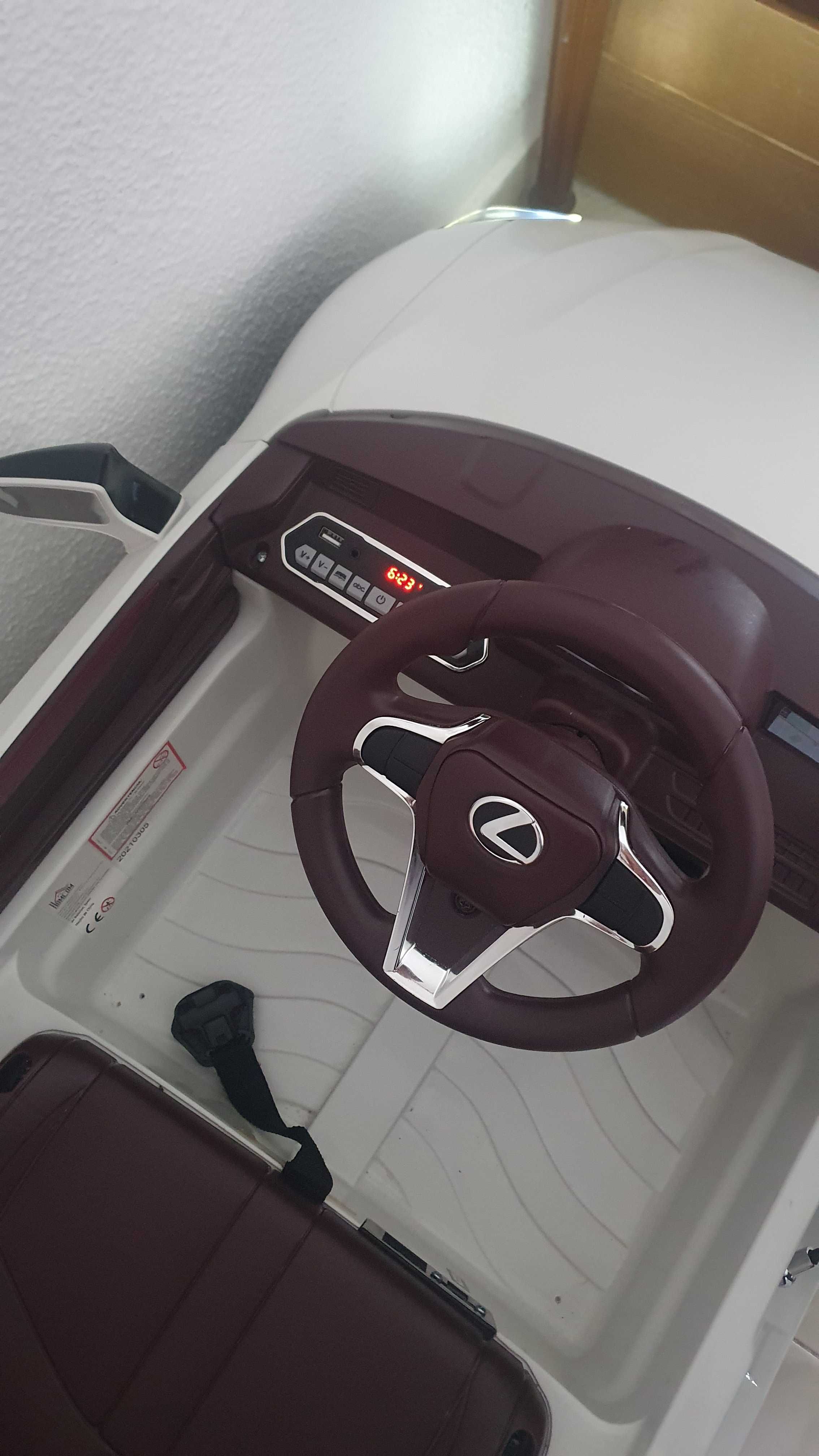Carro eléctrico criança