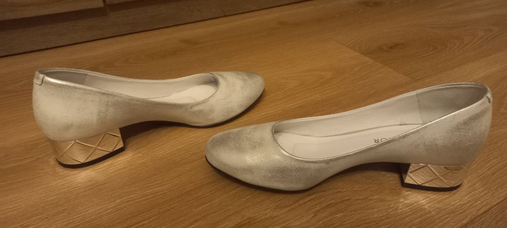 Srebrne czółenka na niskim obcasie Neścior