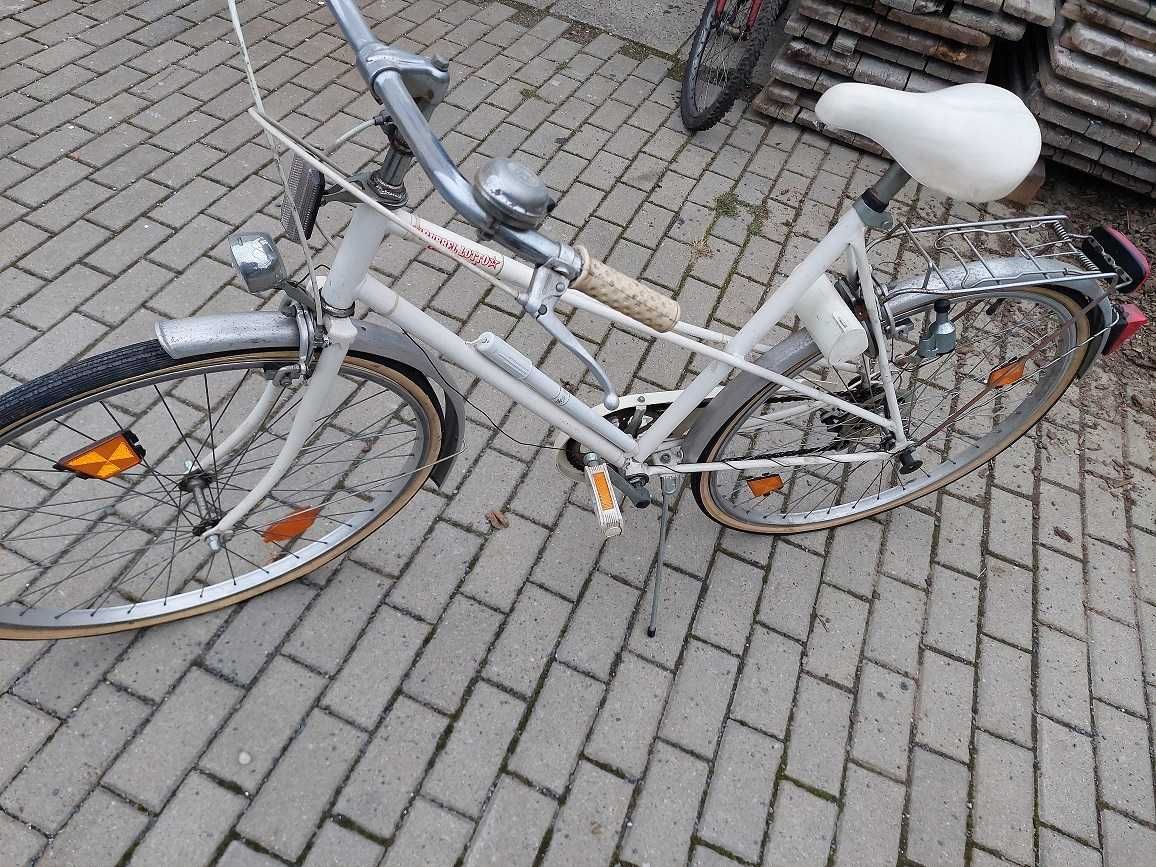 Stary biały kompletny rower