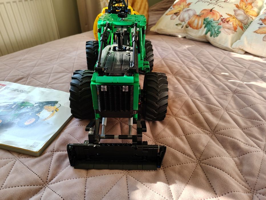 LEGO 42157 Technic - Ciągnik zrywkowy John Deere 948L-II