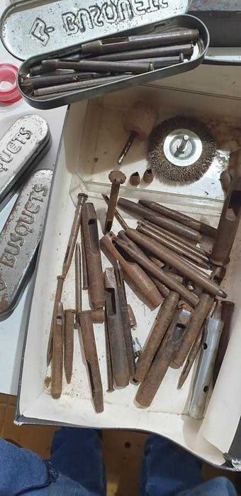 Prensa manual, nº2 antiga, com punções e marcadores para couro