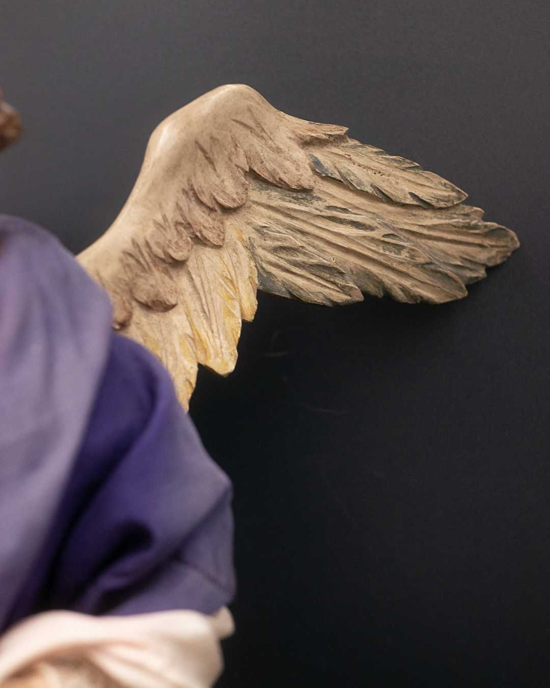 Drewniana rzeźba, anioł w ubraniach, XVIII/XIX w.