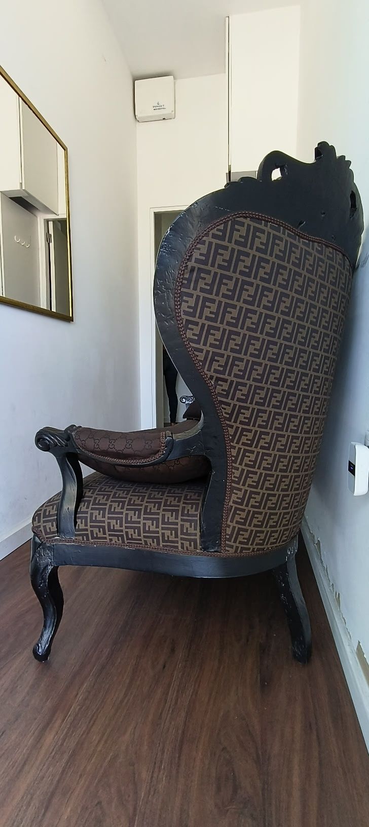Sofá Vintage restaurado com tecido FENDI & GUCCI  C/ almofadas
