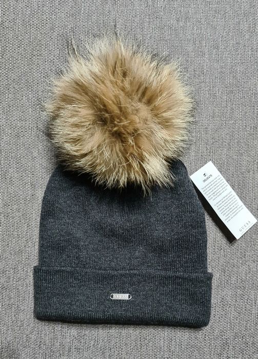 Czapka guess z pomponem z jenota naturalnego.