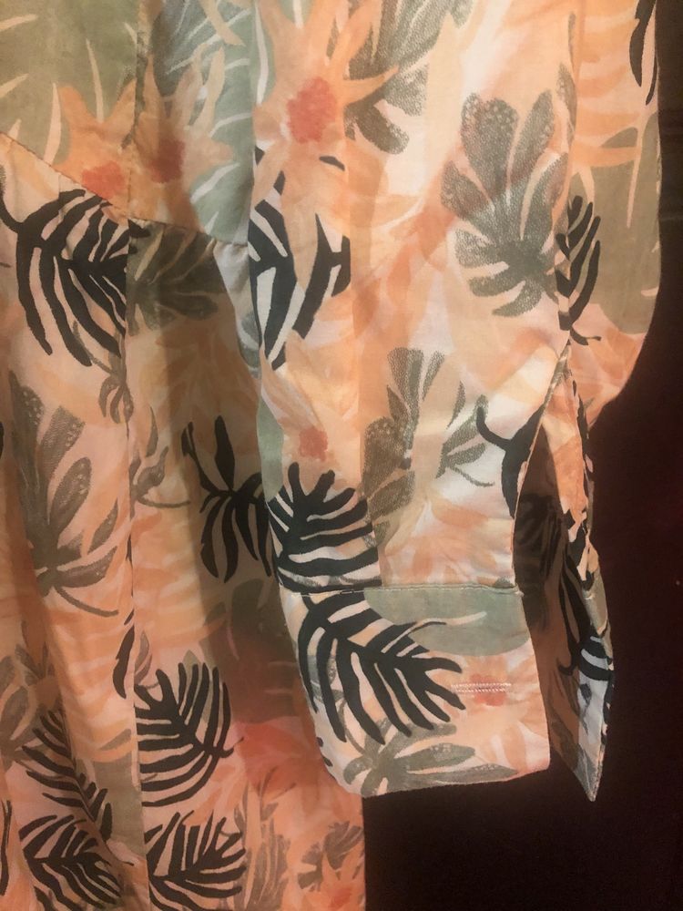 Vestido manga comprida, com ramagens  gola