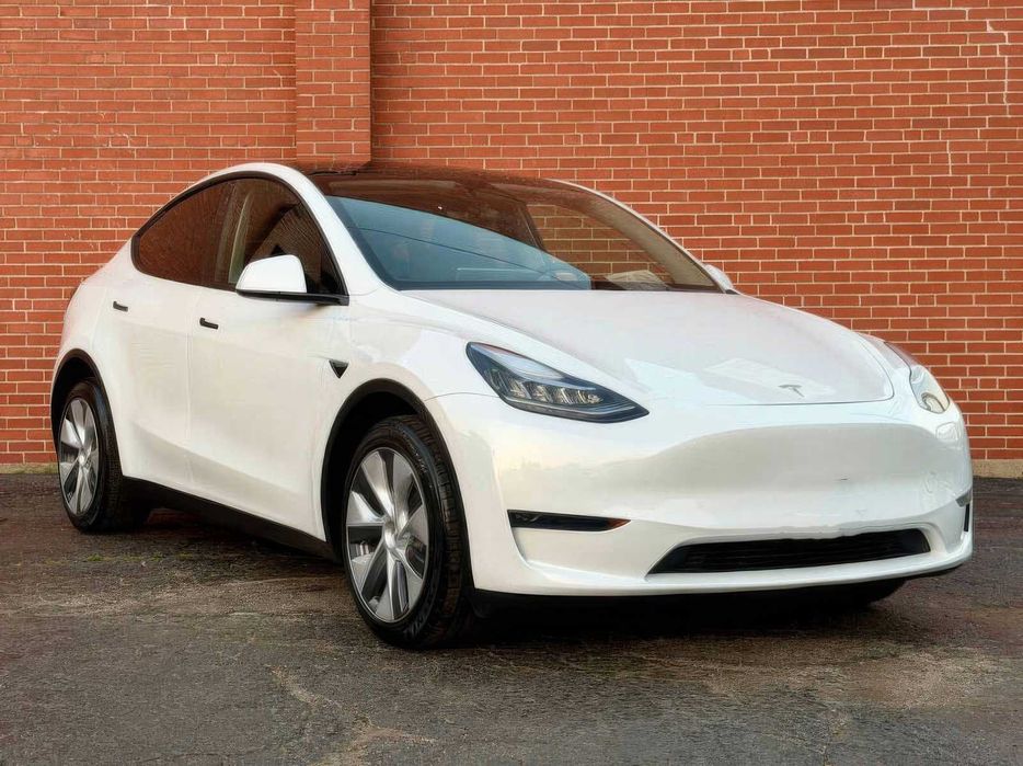 Tesla Model Y      2023