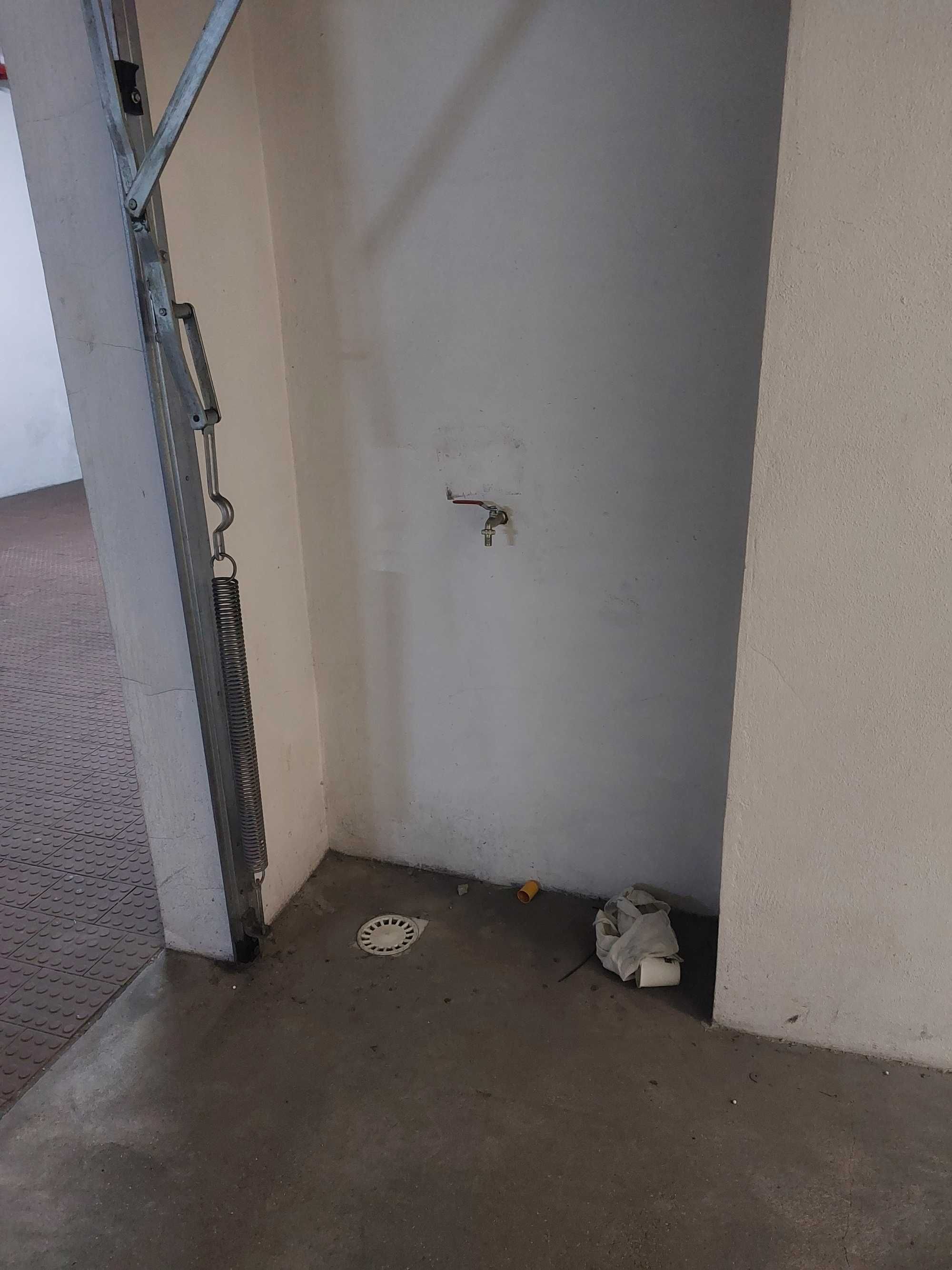 Garagem BOX nas Abadias