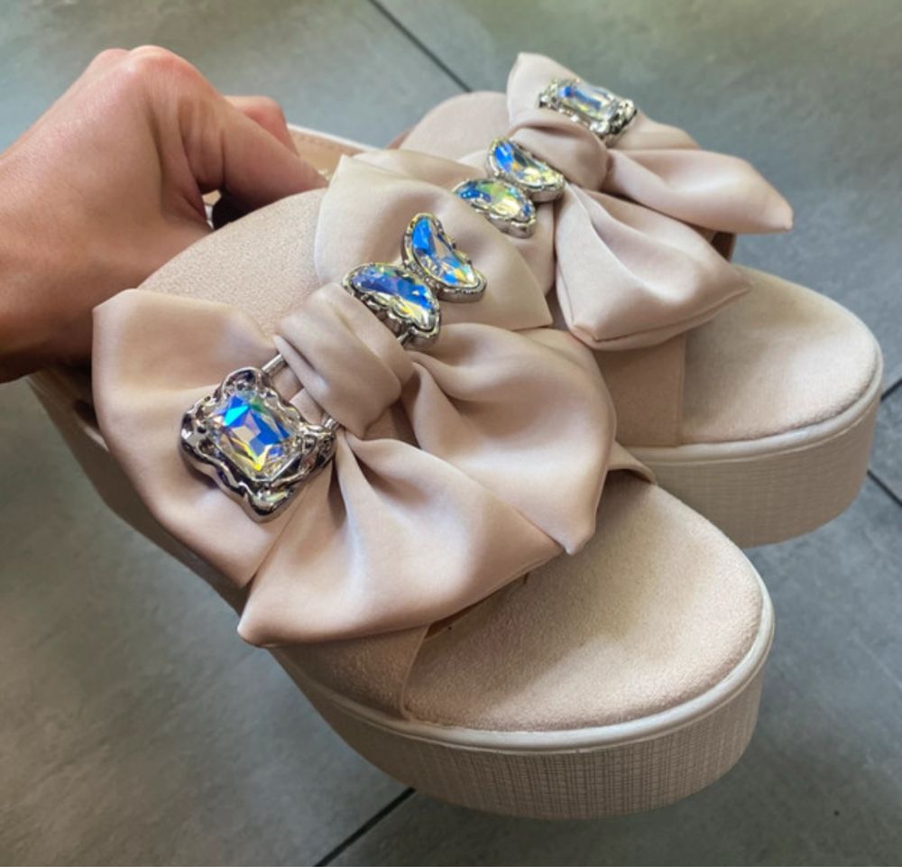 Klapki buty z ozdobą śliczne